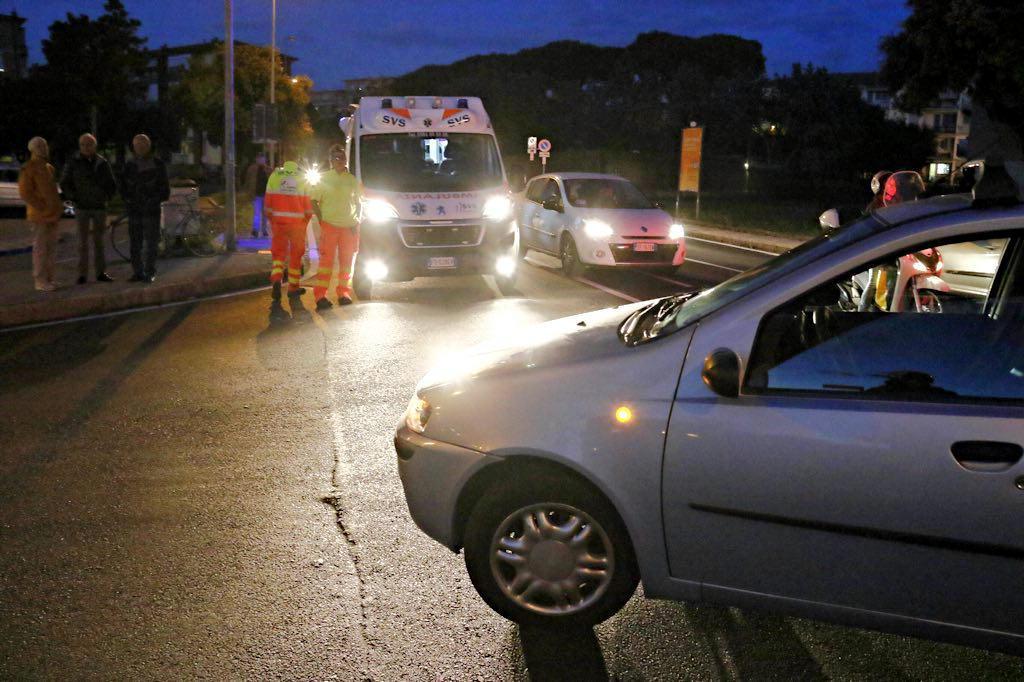 L'auto che ha investito il ciclista e la Svs (Marzi/Pentafoto)