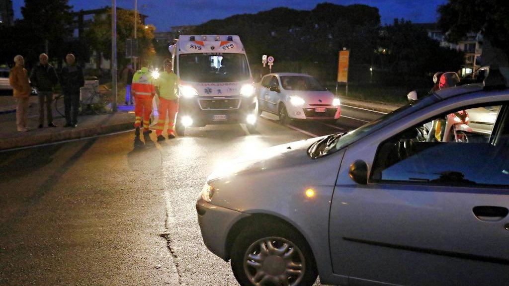 L'auto che ha investito il ciclista e la Svs (Marzi/Pentafoto)