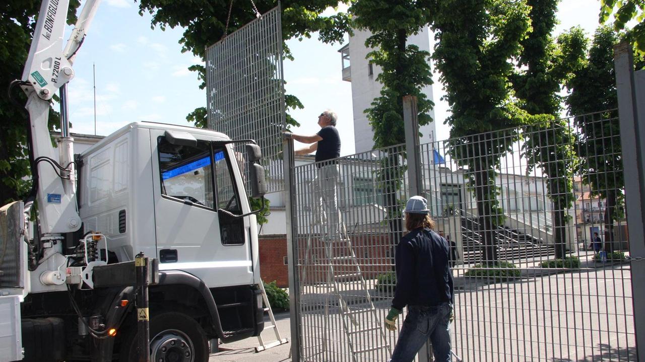 I cancelli davanti allo stadio in via Firenze