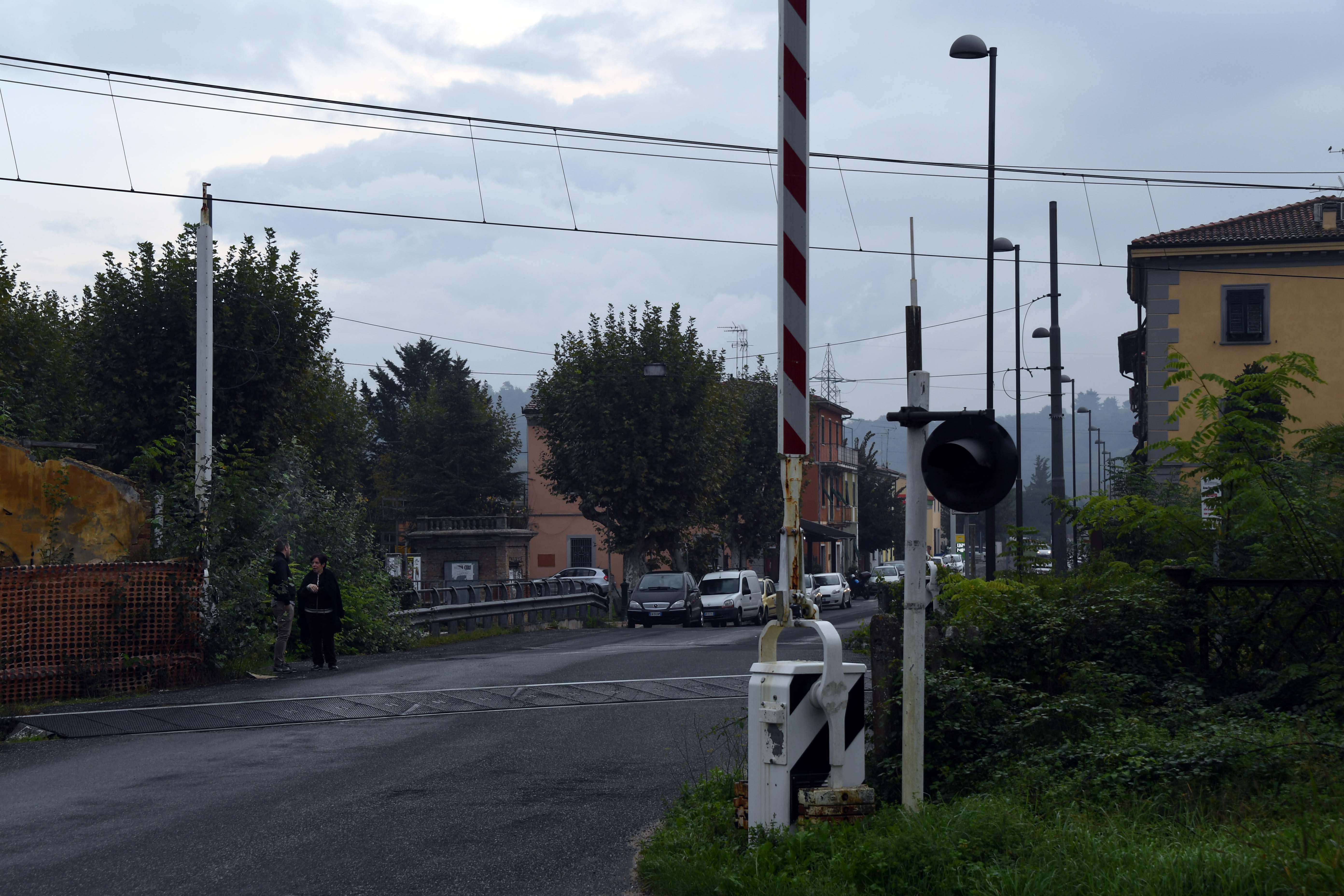 Il passaggio a livello di Acciaiolo (Foto Franco Silvi)