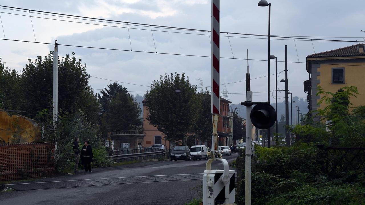 Il passaggio a livello di Acciaiolo (Foto Franco Silvi)
