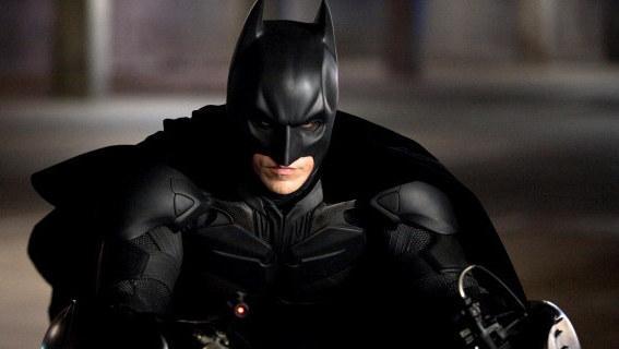 A Carpi bandito si traveste da Batman e rapina l’incasso a un’ambulante 