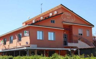 Muore sulle scale del sindacato 