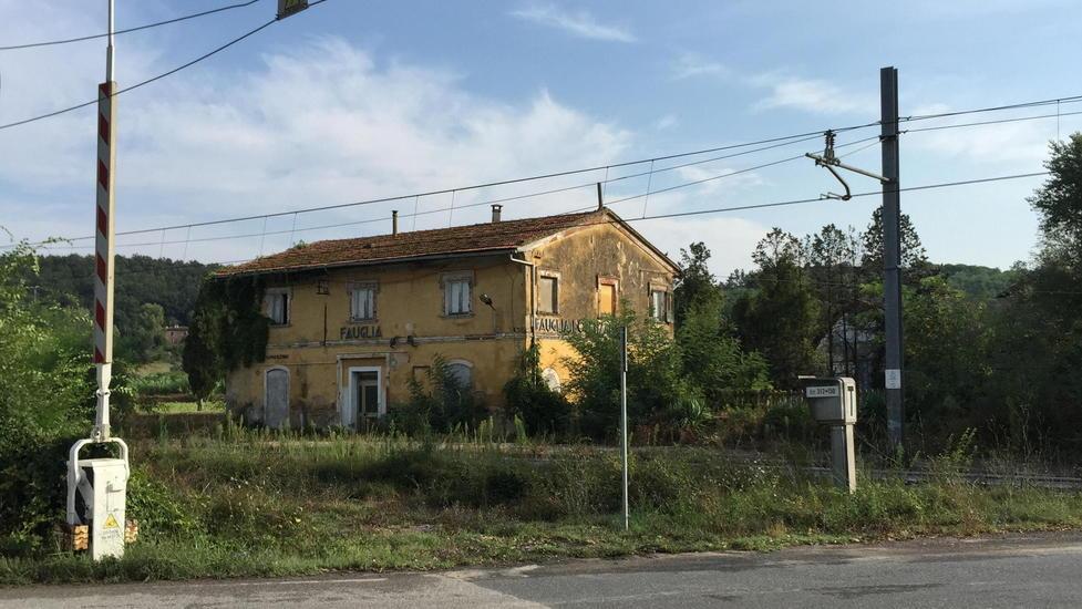 Passaggio a livello, il treno arriva ma le sbarre rimangono alzate
