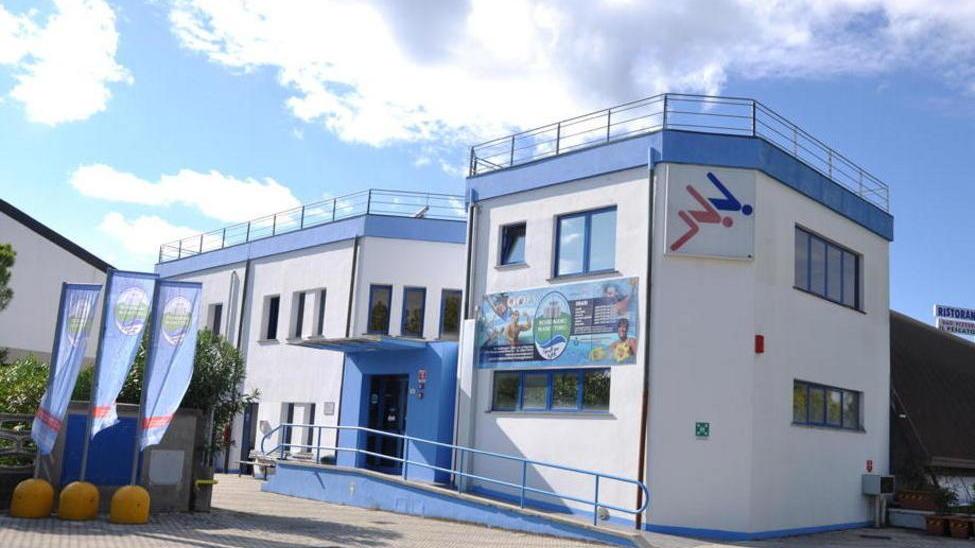 La piscina è aperta tra le polemiche sull’uso delle corsie