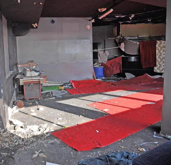 Bottiglie e coperte trovate dentro le vecchie sale