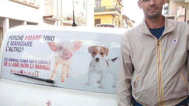 In giro il tassista che difende gli animali