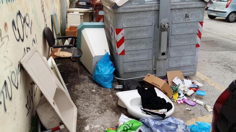 C’è chi scarica anche i vecchi sanitari