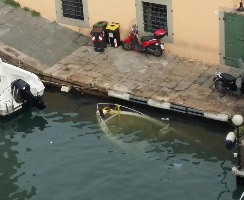Con l’auto nell’area pedonale per tirare su la barca: multato