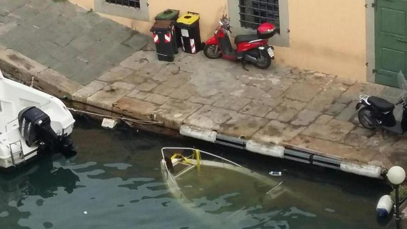 Con l’auto nell’area pedonale per tirare su la barca: multato