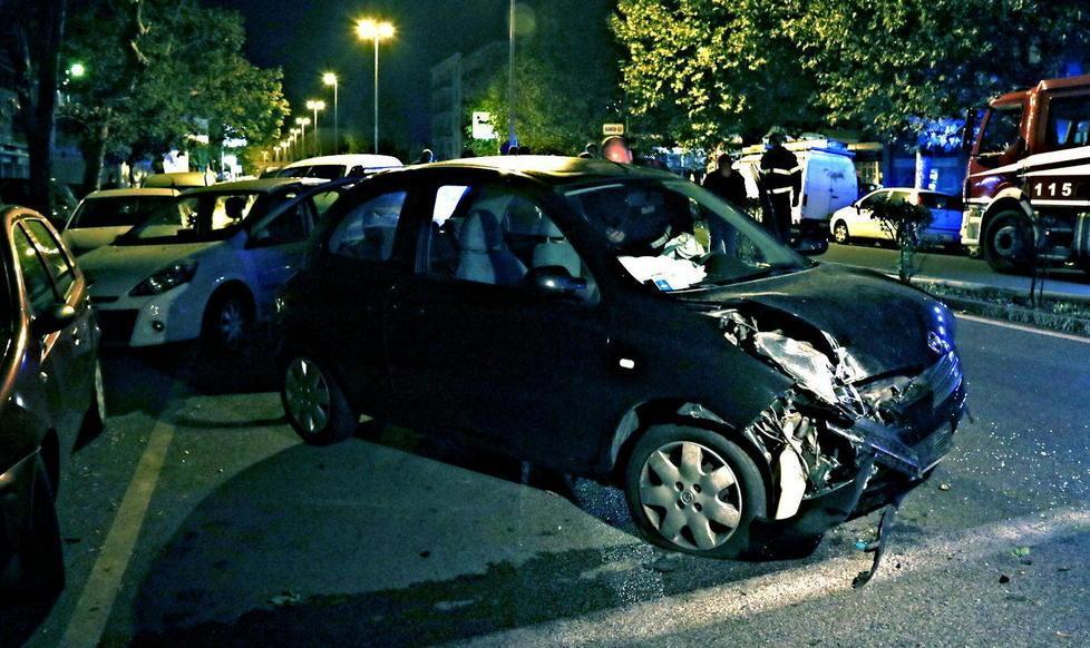 Contro un palo con l’auto si ribalta 