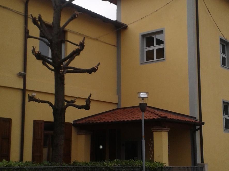 Mezzo meccanico a fuoco alla scuola Coccapani