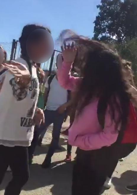 Ragazzina aggredita dalla bulla davanti scuola: il video choc di Facebook ai carabinieri 