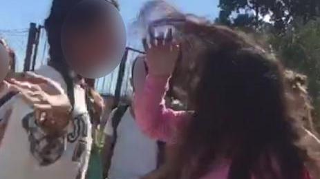 Ragazzina aggredita dalla bulla davanti scuola: il video choc di Facebook ai carabinieri 
