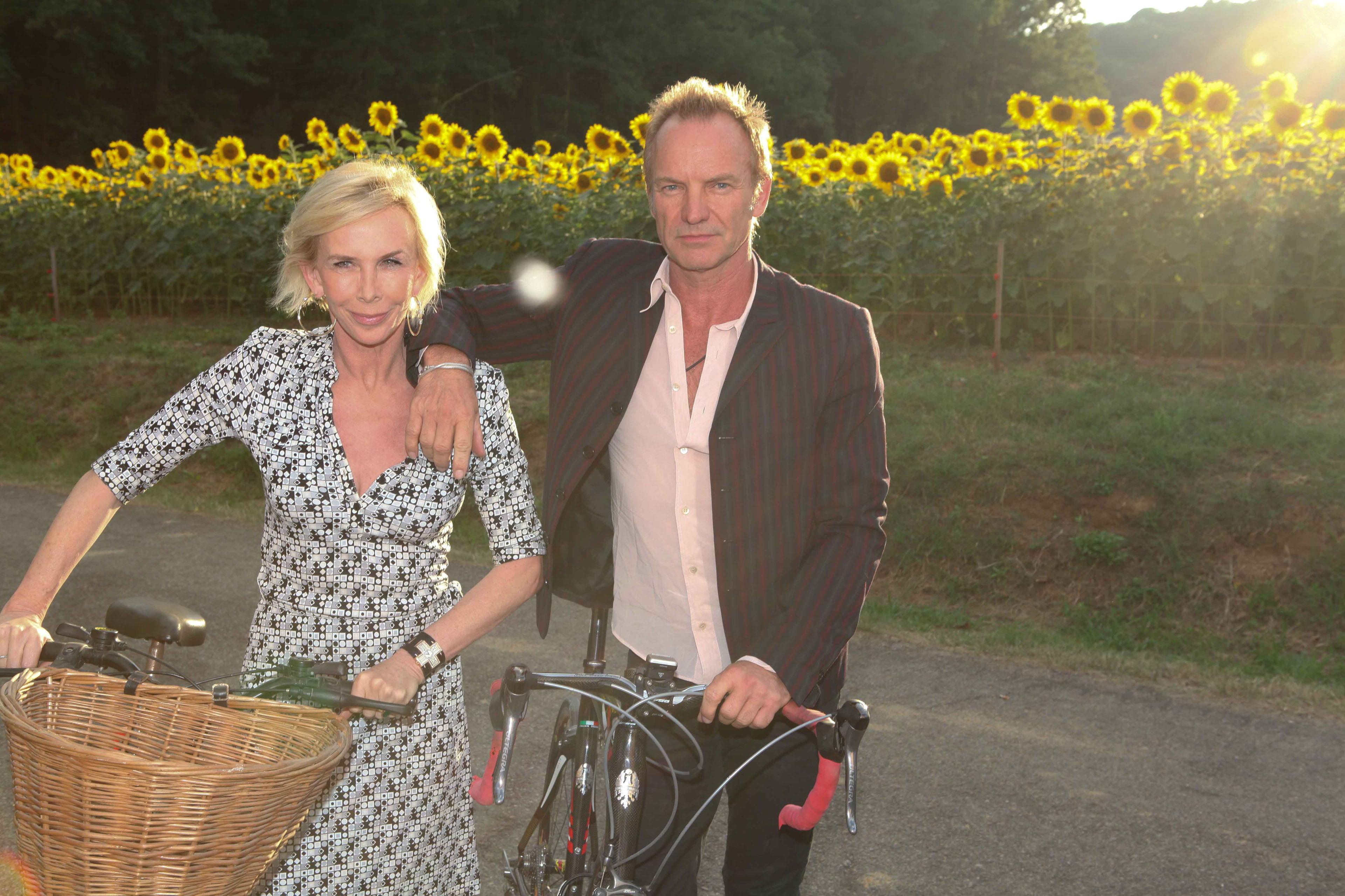 Sting insieme alla moglie nella tenuta del Palagio a Figline Valdarno