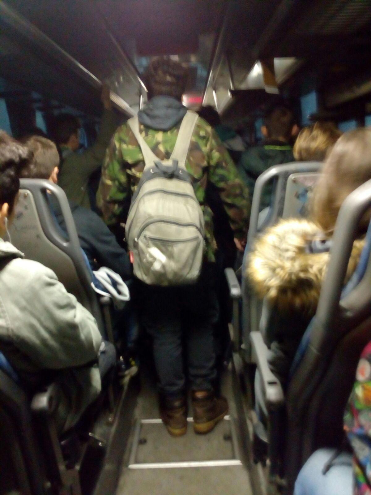 Il sovraffollamento su un bus diretto verso Lucca
