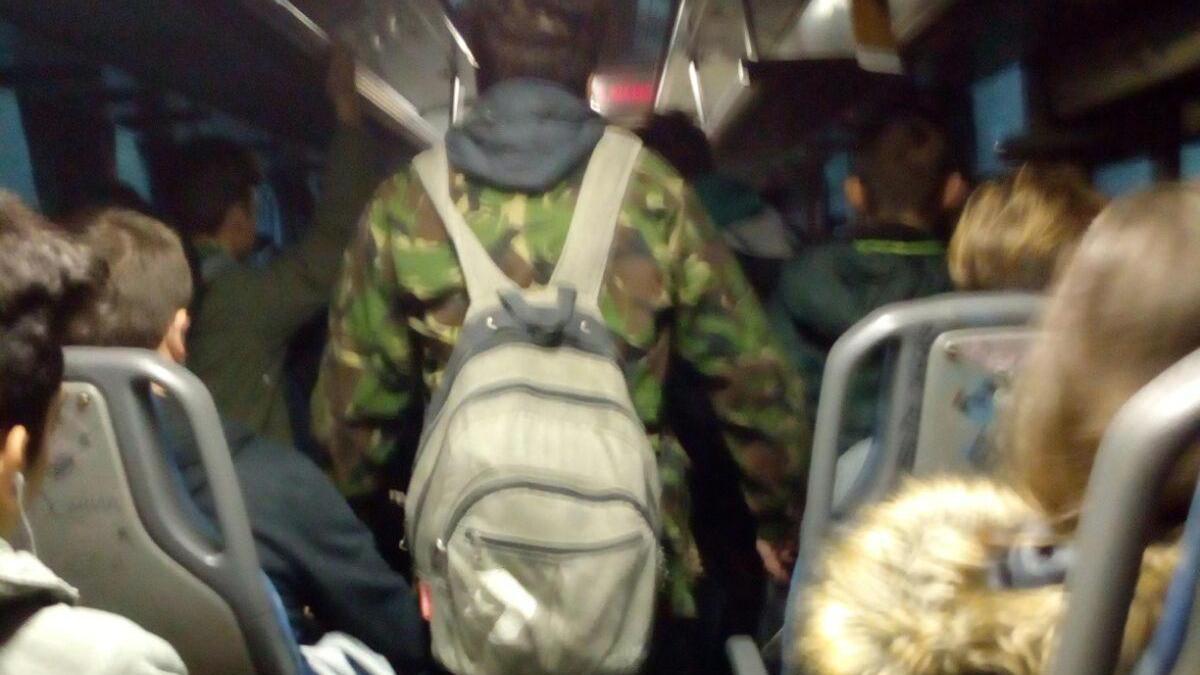 Il sovraffollamento su un bus diretto verso Lucca
