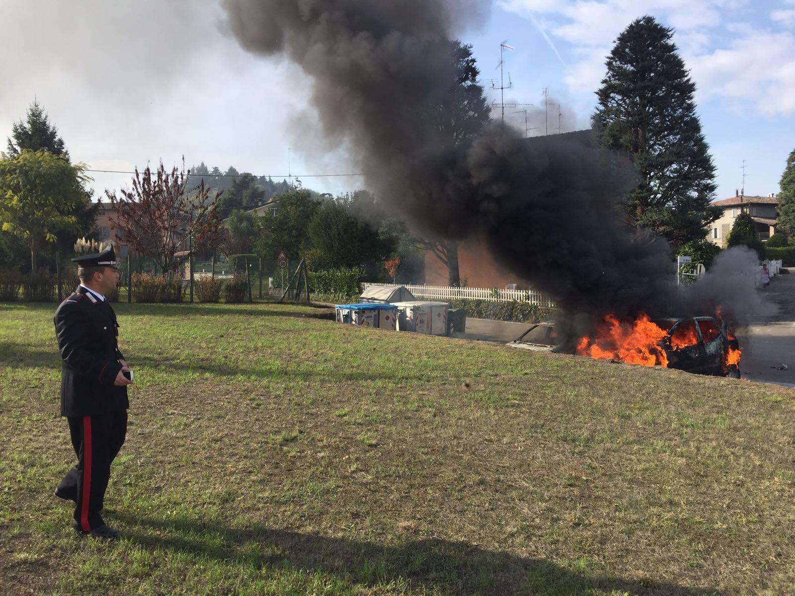 Vuol far partire una Opel Corsa con i cavetti ma vanno a fuoco le due auto