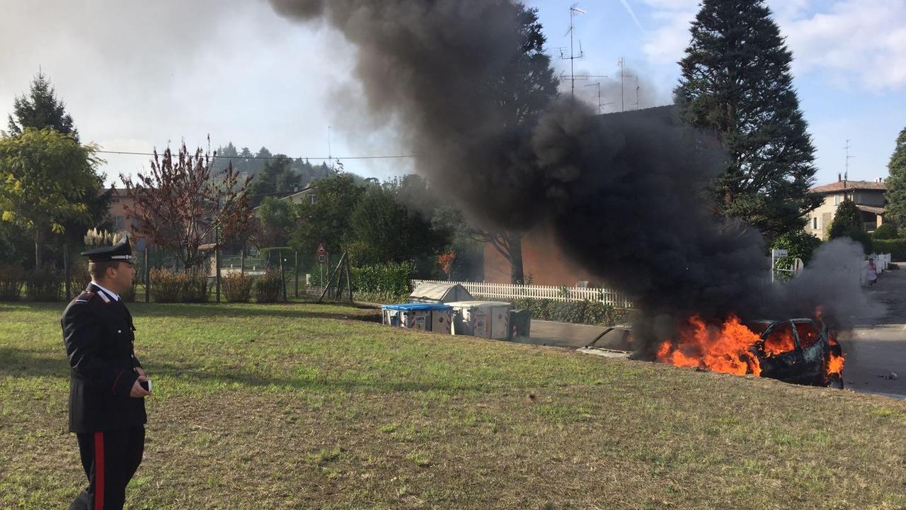 Vuol far partire una Opel Corsa con i cavetti ma vanno a fuoco le due auto