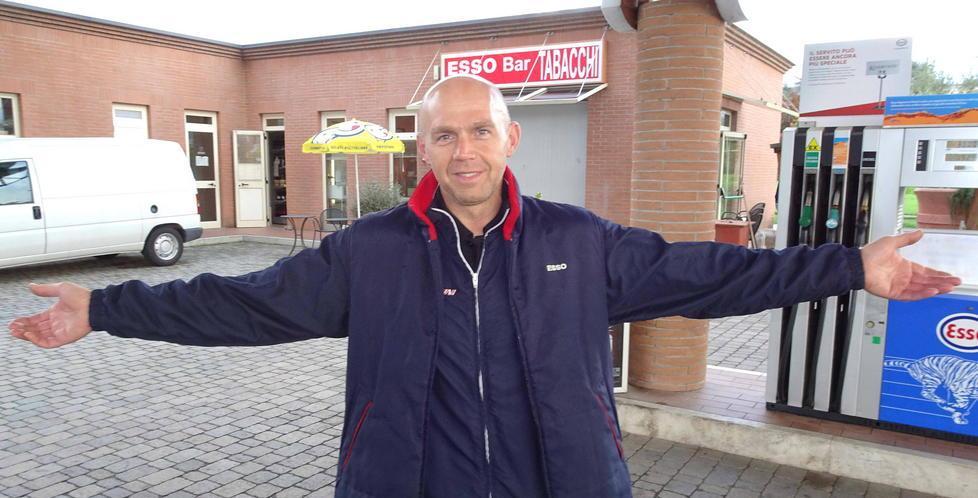 Federico Bugiani, gestore del distributore Esso e del relativo bar-tabaccheria sulla variante lucchese (foto Gori)