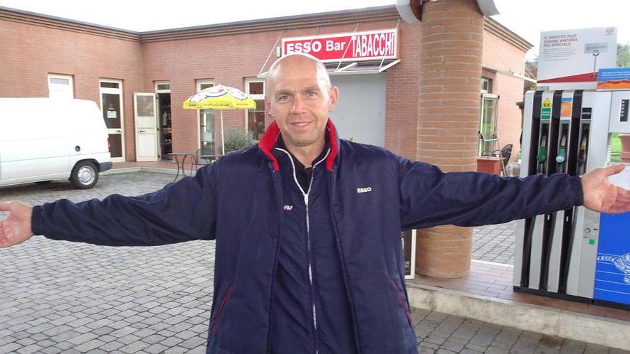 Federico Bugiani, gestore del distributore Esso e del relativo bar-tabaccheria sulla variante lucchese (foto Gori)