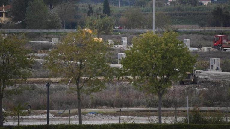 Il cantiere del nuovo villaggio nella zona dello stadio a Pontedera (foto di Franco Silvi)