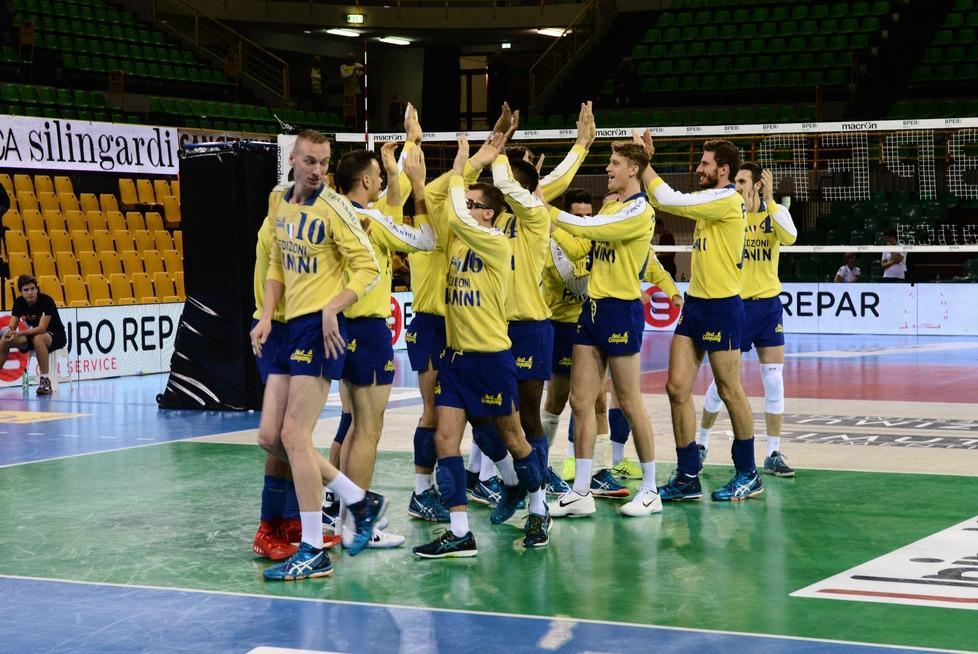 Il saluto al pubblico della squadra con le maglie storiche