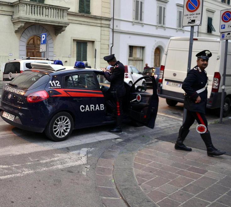 Minaccia di suicidarsi ma poi picchia i carabinieri 