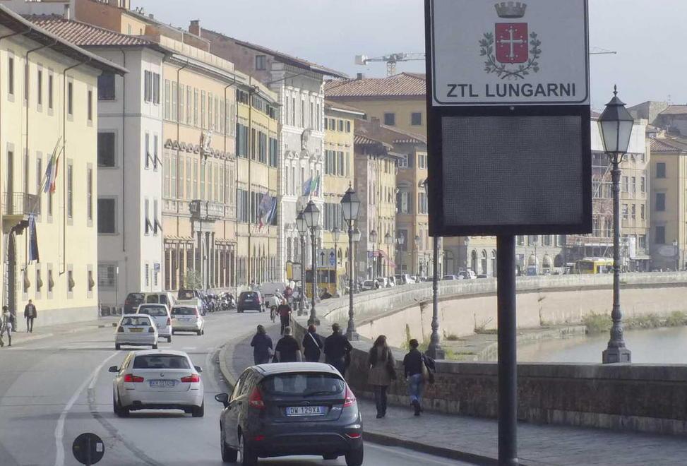 Maxi marciapiede in lungarno Pacinotti 