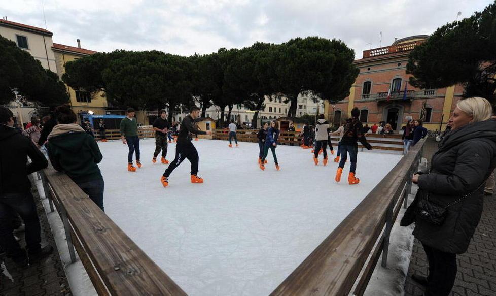 Torna per le feste la pista del ghiaccio in piazza Carducci