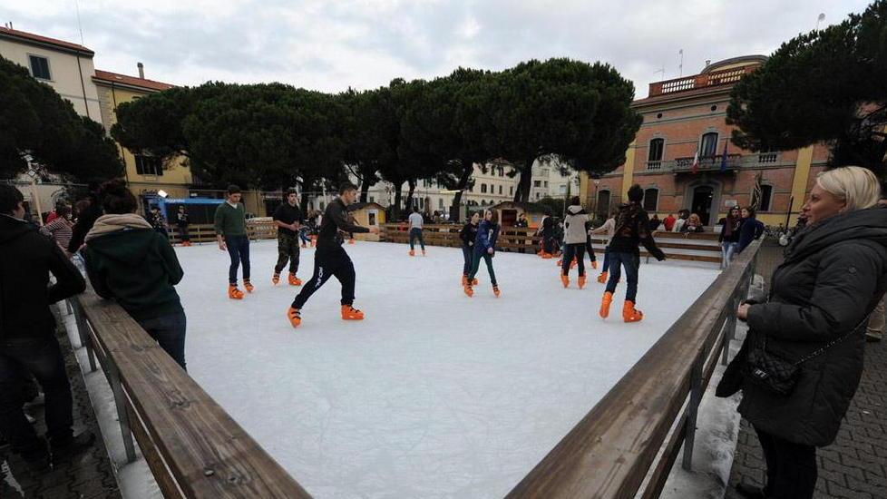 Torna per le feste la pista del ghiaccio in piazza Carducci