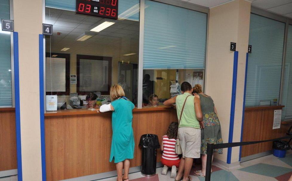 In fila fra le proteste per prenotare esami 