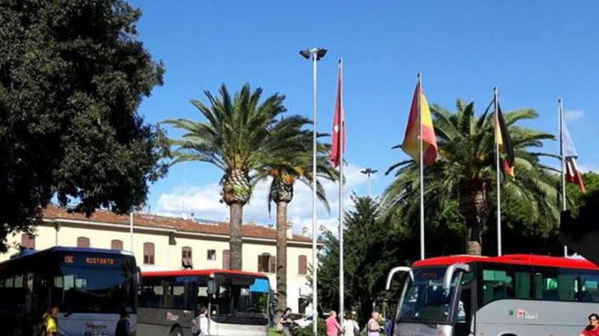 Bus in sosta a motori accesi I residenti: «Spostateli»