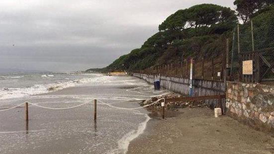 Nuove barriere, un flop Il mare si mangia la spiaggia