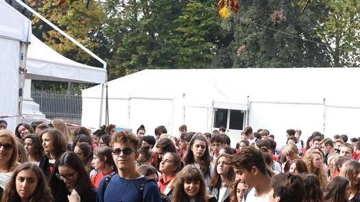 Ragazzi e prof del Vallisneri invadono le Mura