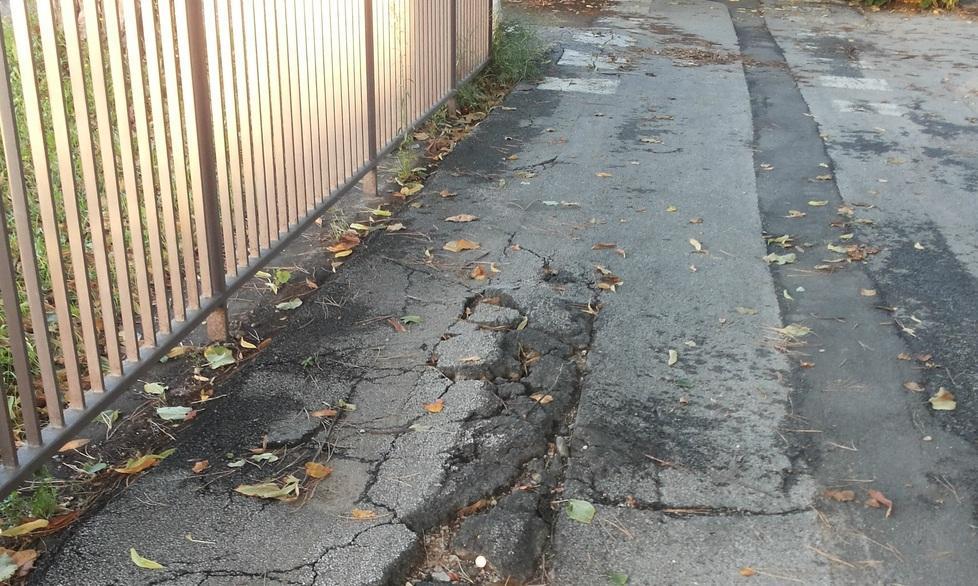 La pista ciclabile dissestata da anni