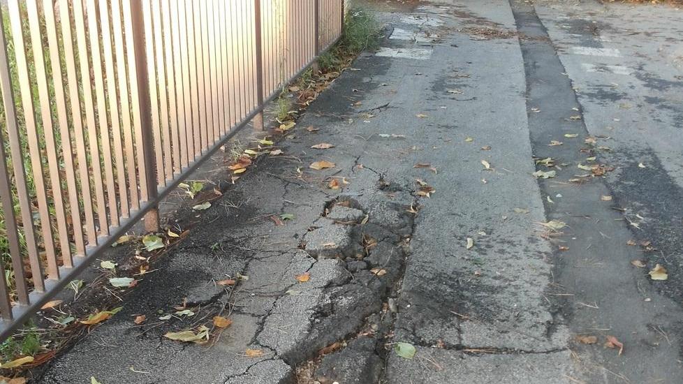 La pista ciclabile dissestata da anni