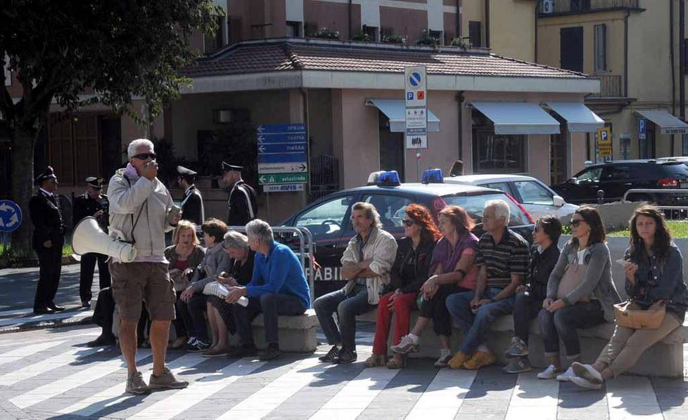 Anti Costa, confronto con il commissario 