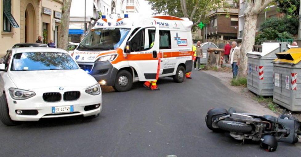 Scooter contro auto, ferita una ciclista
