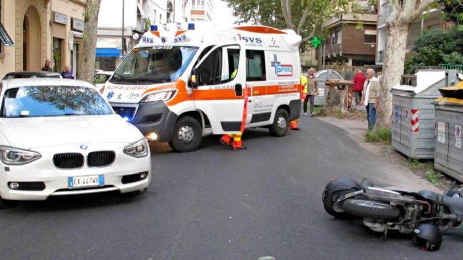 Scooter contro auto, ferita una ciclista