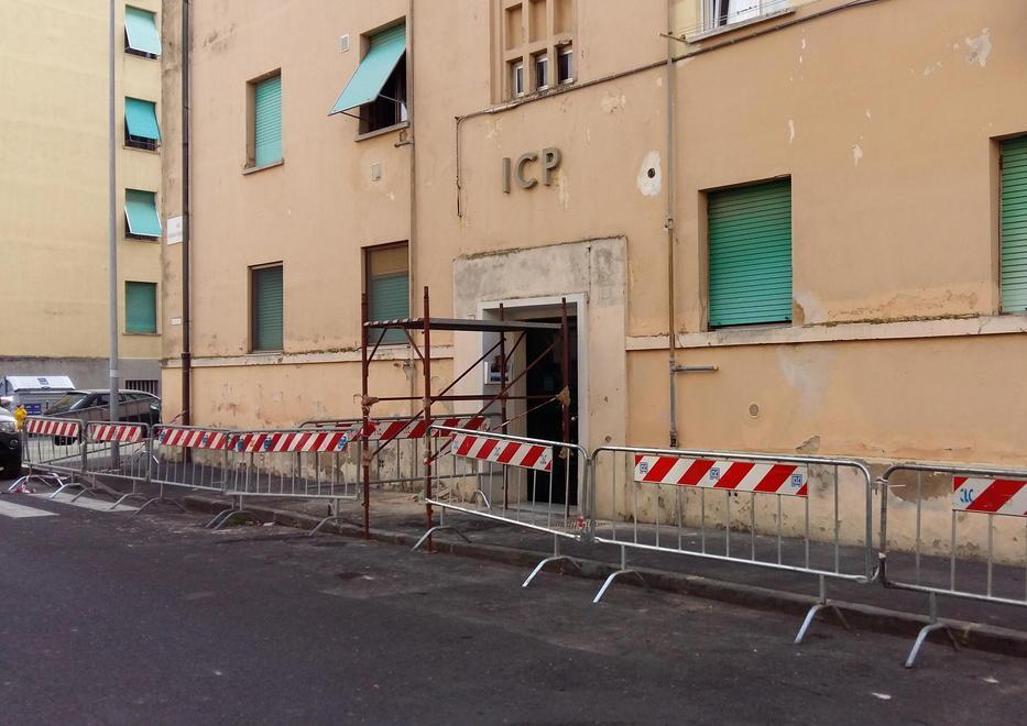Giù l’intonaco, palazzo transennato alla Stazione 