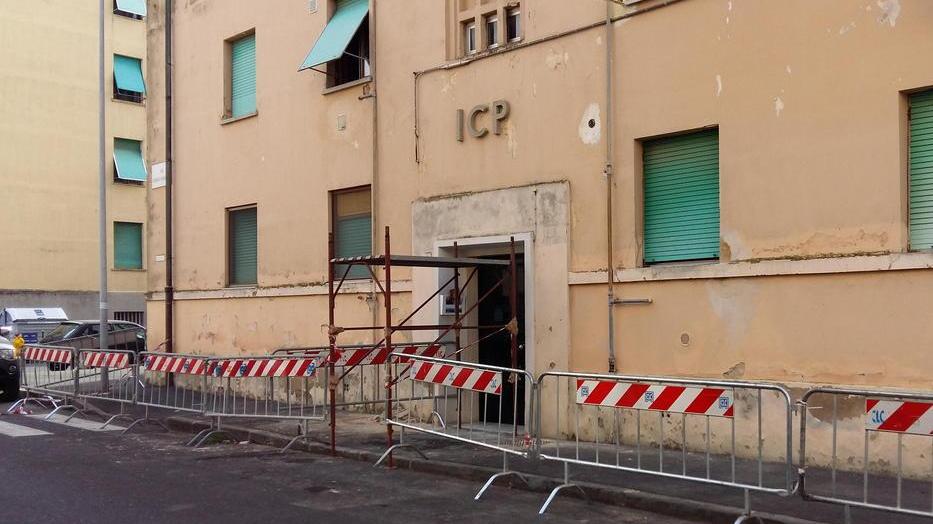 Giù l’intonaco, palazzo transennato alla Stazione