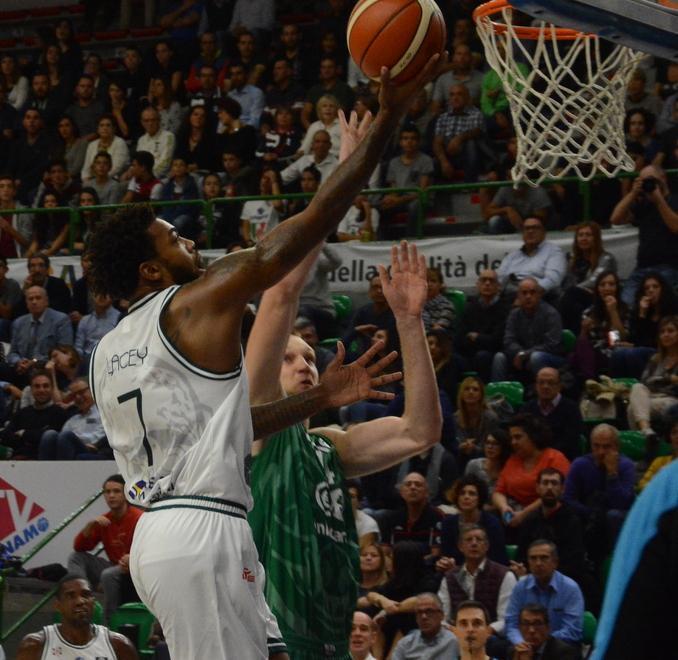 Brian Sacchetti fa pentole e coperchi 