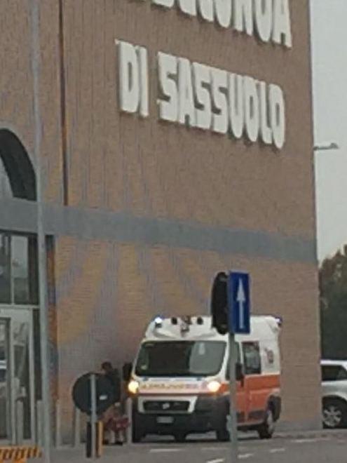 Ambulanza all’Esselunga per un malore a donna incinta