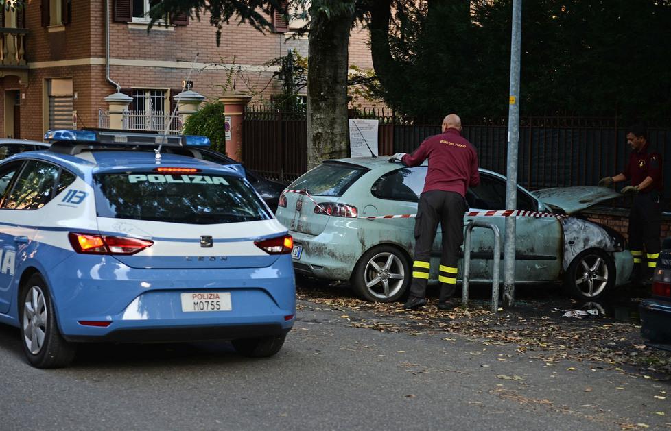 Automezzo a fuoco in viale Verdi