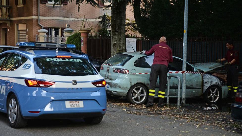 Automezzo a fuoco in viale Verdi