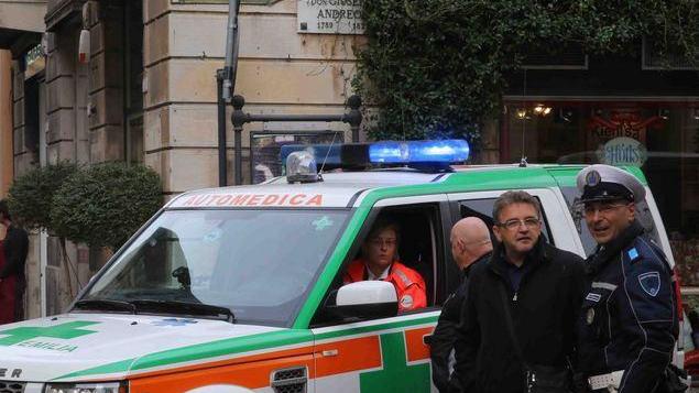 Anziano cade e batte la testa in via Emilia
