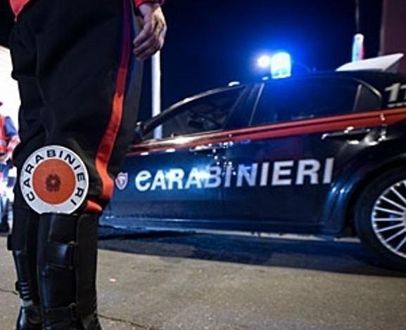In auto con kit da scasso e guanti 