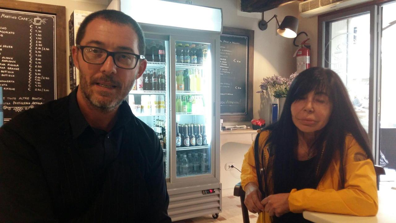Il barista Simone Scarpini e la cliente Carmen Cupini