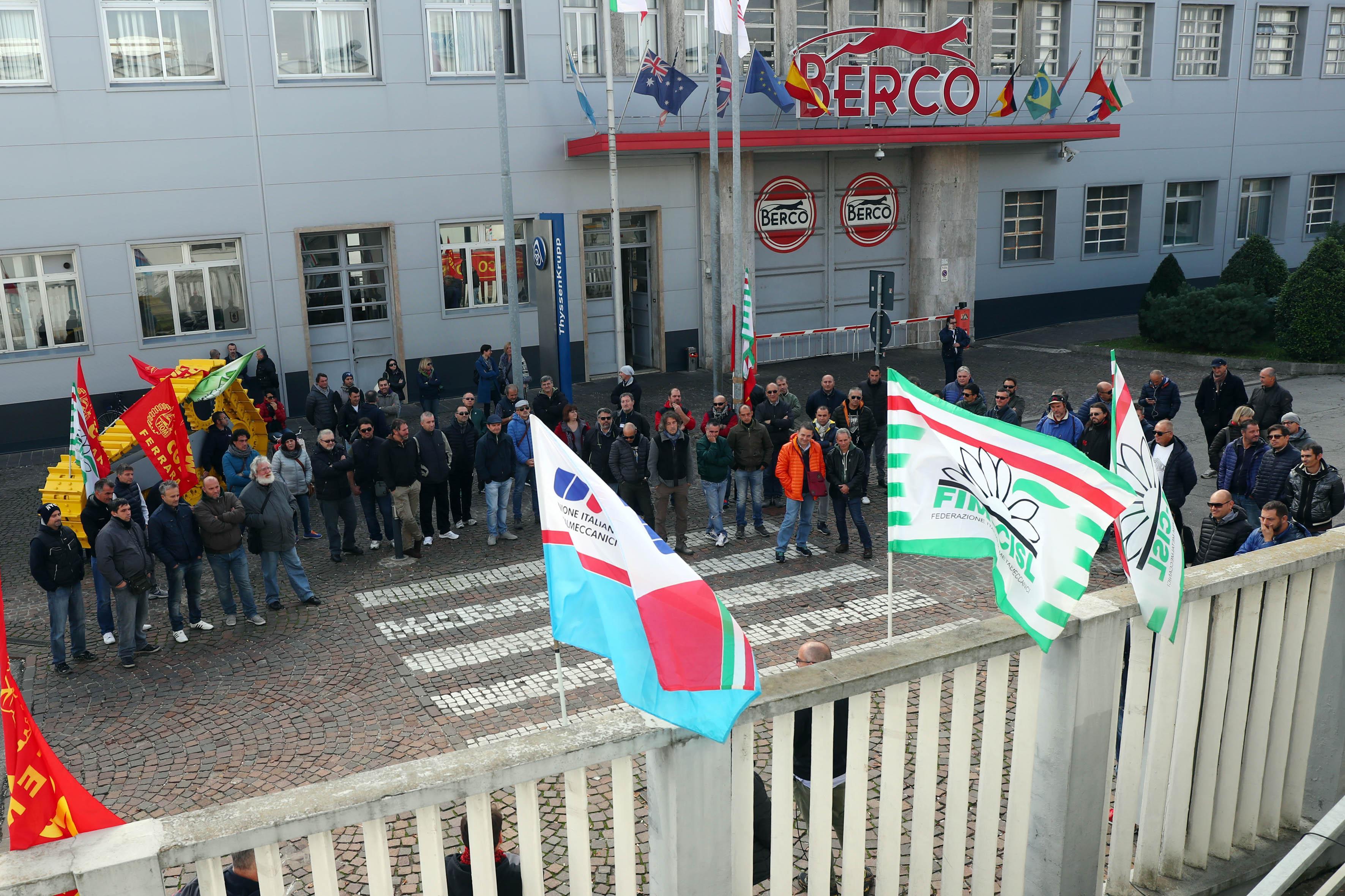 La protesta dei lavoratori davanti alla Berco di Copparo